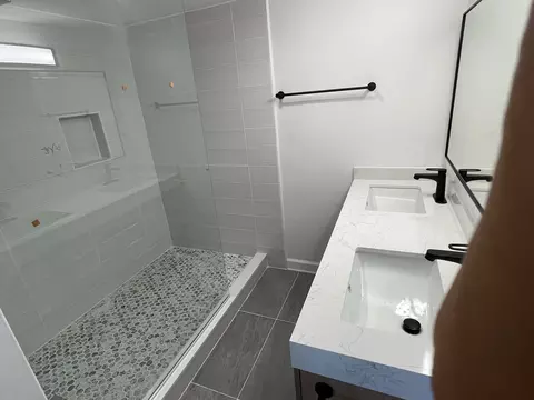 Bath - 1315 E 55th St, Chicago, IL 60615 photo 2 of 6