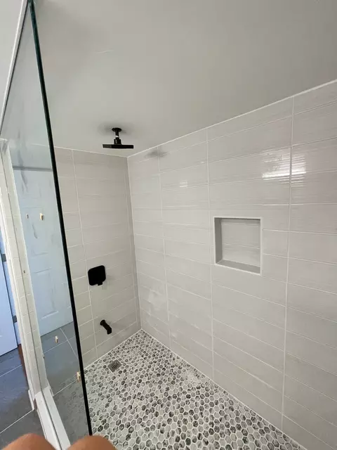 Bath - 1315 E 55th St, Chicago, IL 60615 photo 3 of 6