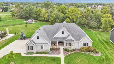 1310 Briarwood Ln, Mahomet, IL 61853