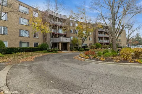 945 E Kenilworth Ave #220, Palatine, IL 60074