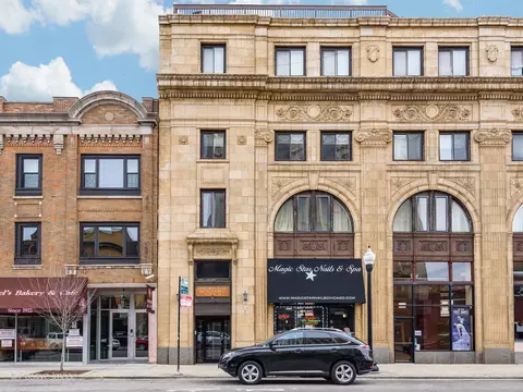 3325 N Lincoln Ave #402, Chicago, IL 60657