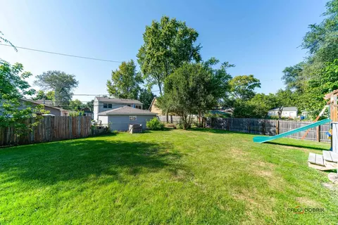 Exterior - 411 Santa Barbara Rd, Lakemoor, IL 60051 photo 3 of 4