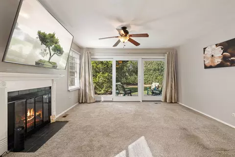 Living - 648 Springfield Ct, Roselle, IL 60172 photo 3 of 7