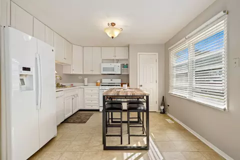 Kitchen - 648 Springfield Ct, Roselle, IL 60172 photo 1 of 3