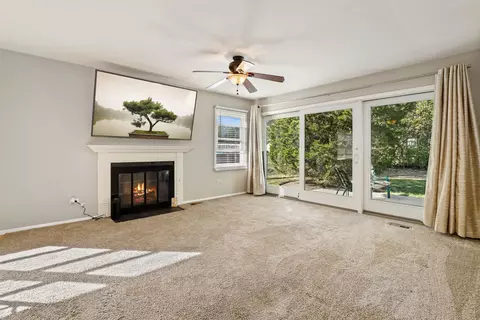 Living - 648 Springfield Ct, Roselle, IL 60172 photo 2 of 7