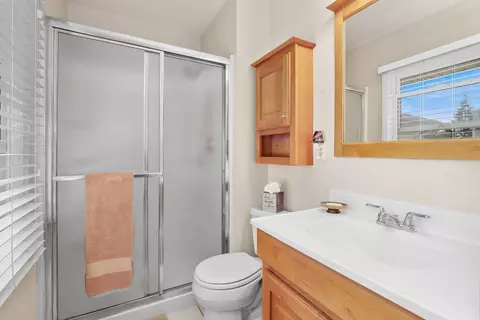 Bath - 648 Springfield Ct, Roselle, IL 60172 photo 1 of 2