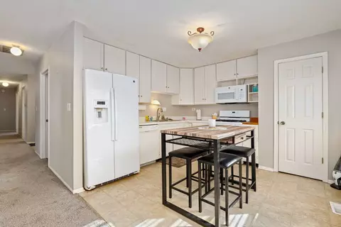 Kitchen - 648 Springfield Ct, Roselle, IL 60172 photo 2 of 3