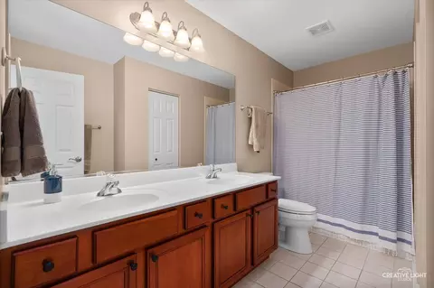 Bath - 39 E W274 E Mallory Dr, Geneva, IL 60134 photo 4 of 5