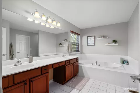 Bath - 39 E W274 E Mallory Dr, Geneva, IL 60134 photo 2 of 5