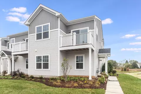 151 Kingsport Dr, South Elgin, IL 60177