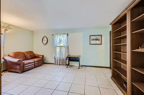 1925 Jamestown Ln, Elgin, IL 60123 photo 5