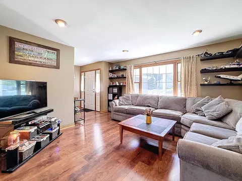 5402 Abbey Dr, Mchenry, IL 60050 photo 2