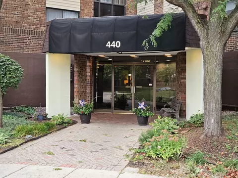 440 Raintree Ct #2P, Glen Ellyn, IL 60137