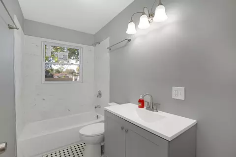 Bath - 2811 Stafford Dr, Markham, IL 60428 photo 1 of 1