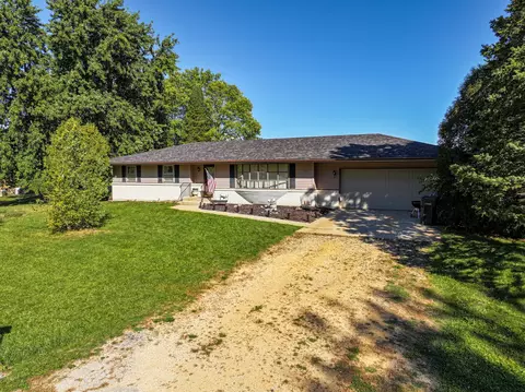 8590 E Valley View Dr, Stillman Valley, IL 61084