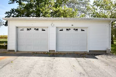 1665 Country Rd 300e, Bethany, IL 61914 photo 4