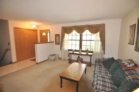 908 Scott St, Algonquin, IL 60102 photo 2