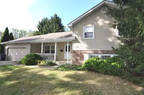908 Scott St, Algonquin, IL 60102