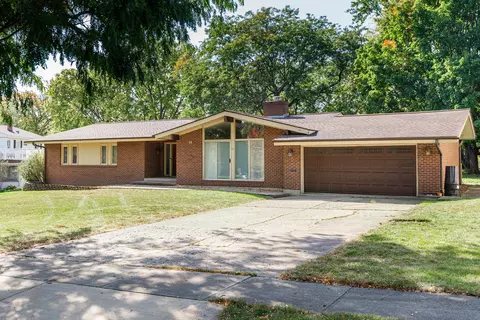 18 Golfview Pl, Dekalb, IL 60115
