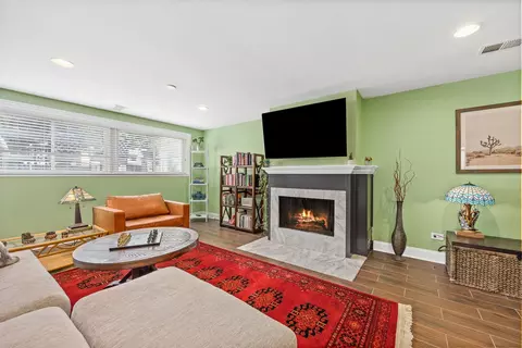 Living - 519 Bedford Ln, Des Plaines, IL 60016 photo 6 of 8