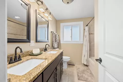 Bath - 519 Bedford Ln, Des Plaines, IL 60016 photo 1 of 2