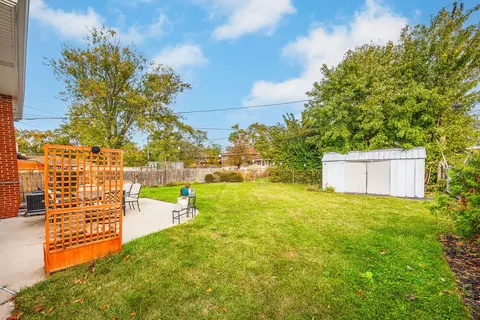 Exterior - 519 Bedford Ln, Des Plaines, IL 60016 photo 2 of 5