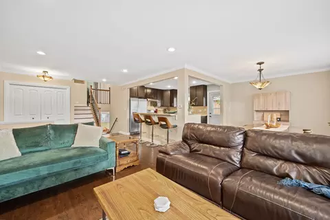 Living - 519 Bedford Ln, Des Plaines, IL 60016 photo 1 of 8