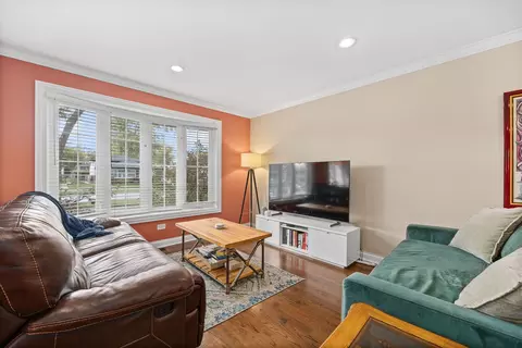 Living - 519 Bedford Ln, Des Plaines, IL 60016 photo 2 of 8