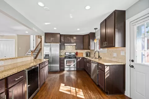 Kitchen - 519 Bedford Ln, Des Plaines, IL 60016 photo 3 of 5