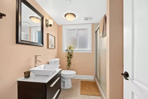 Bath - 519 Bedford Ln, Des Plaines, IL 60016 photo 2 of 2