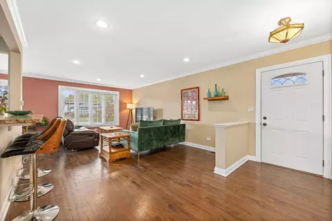 Entry Way - 519 Bedford Ln, Des Plaines, IL 60016 photo 1 of 2