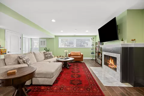 Living - 519 Bedford Ln, Des Plaines, IL 60016 photo 4 of 8