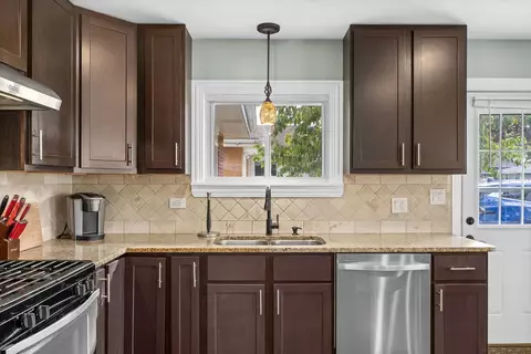 Kitchen - 519 Bedford Ln, Des Plaines, IL 60016 photo 1 of 5