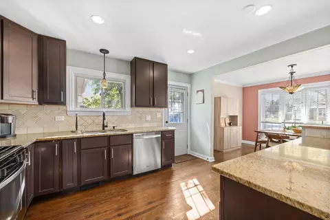 Kitchen - 519 Bedford Ln, Des Plaines, IL 60016 photo 2 of 5