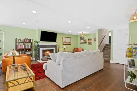 Living - 519 Bedford Ln, Des Plaines, IL 60016 photo 8 of 8