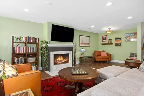 Living - 519 Bedford Ln, Des Plaines, IL 60016 photo 5 of 8