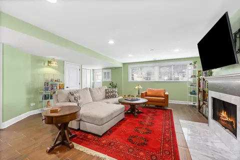Living - 519 Bedford Ln, Des Plaines, IL 60016 photo 3 of 8