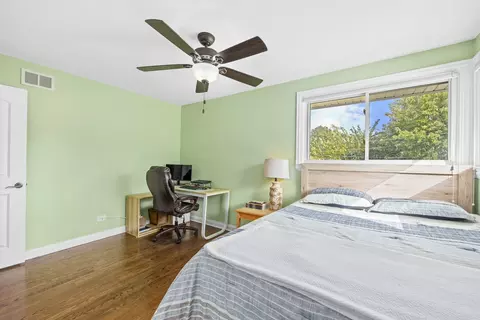 Bedroom - 519 Bedford Ln, Des Plaines, IL 60016 photo 3 of 5