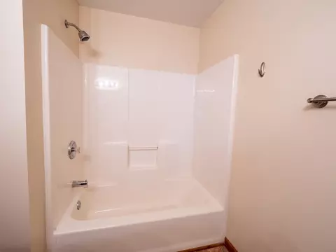 981 Constance Ln #E, Sycamore, IL 60178 photo 13