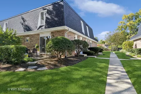 428 Sunnybrook Ln #B, Wheaton, IL 60187