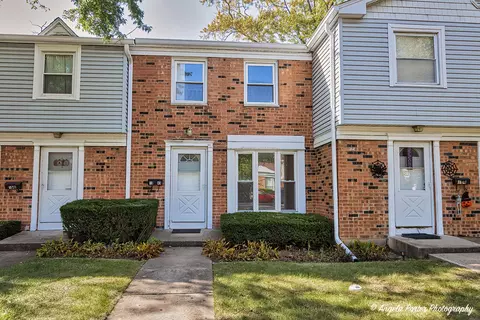 1045 Ashton Ct, Streamwood, IL 60107