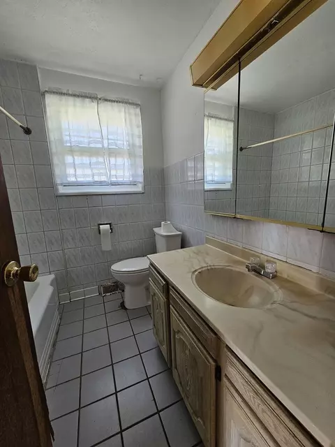 Bath - 424 E Drake Ave, Addison, IL 60101 photo 1 of 2