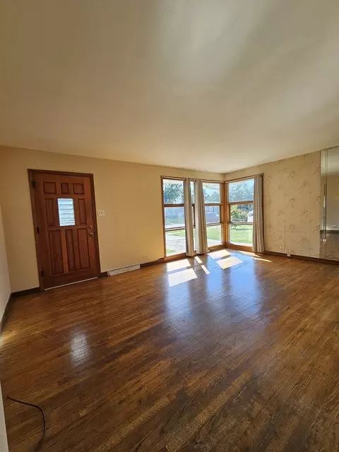 Living - 424 E Drake Ave, Addison, IL 60101 photo 2 of 2