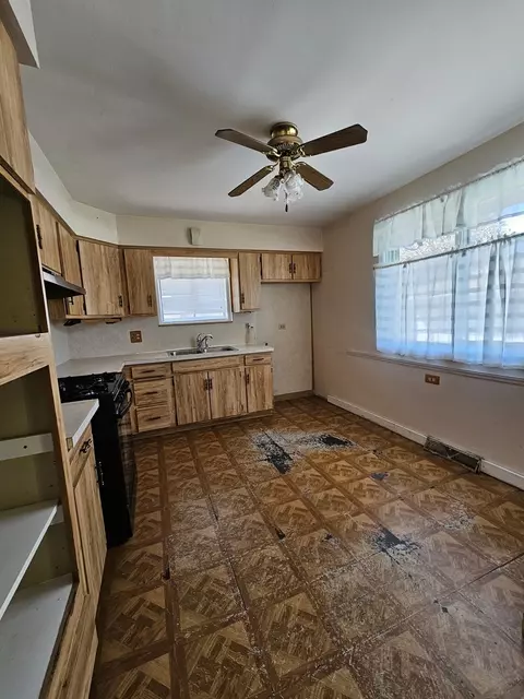 Kitchen - 424 E Drake Ave, Addison, IL 60101 photo 2 of 3