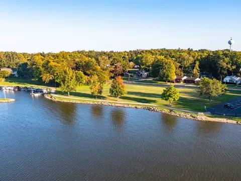 View/Area - 105 Gladys Ave, Fox River Grove, IL 60021 photo 5 of 6
