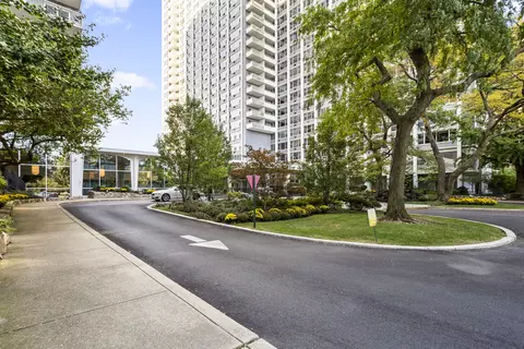 4250 N Marine Dr #1002, Chicago, IL 60613