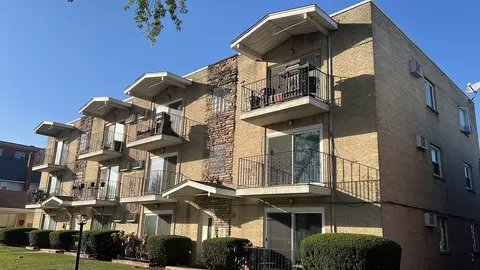 1250 E Washington St #8, Des Plaines, IL 60016