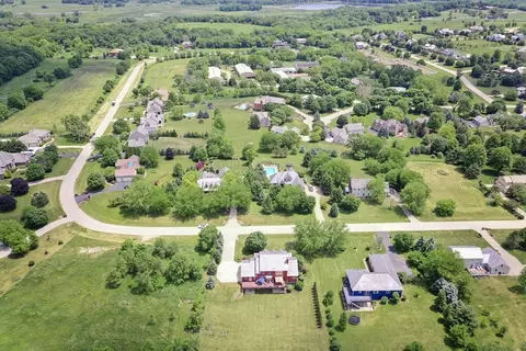 8766 Country Shire Ln, Spring Grove, IL 60081