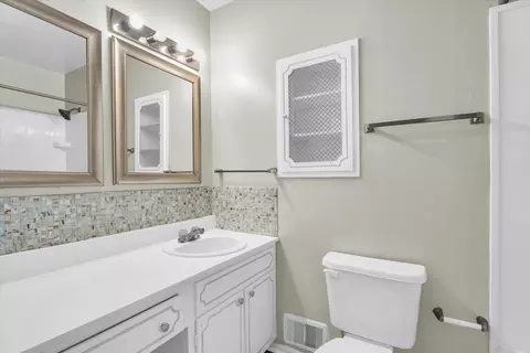Bath - 1106 Maplepark Dr, Champaign, IL 61821 photo 3 of 3