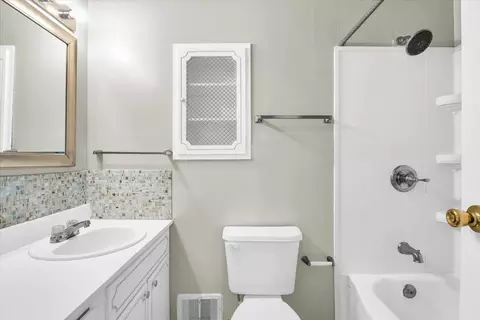 Bath - 1106 Maplepark Dr, Champaign, IL 61821 photo 2 of 3